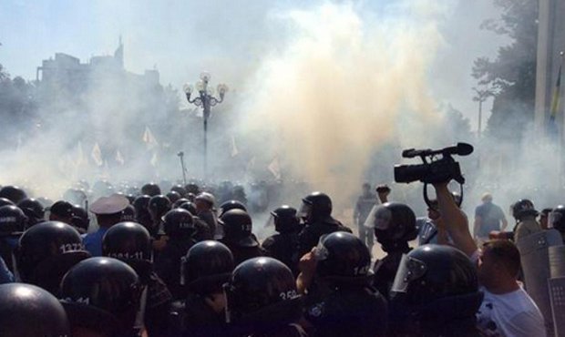 В центре Киева участники митинга бросили гранату в силовиков. Ранены более 100 человек