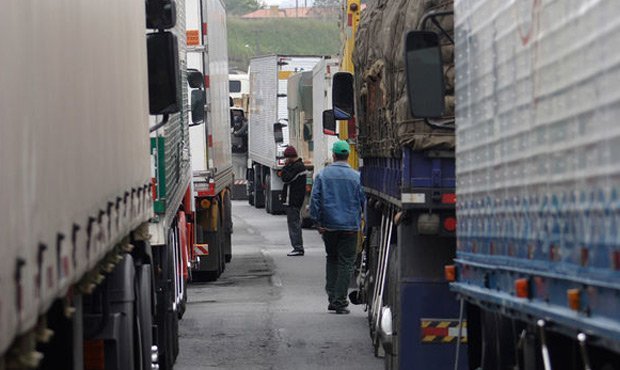 Полиция в день забастовки дальнобойщиков заблокировала съезды на МКАД