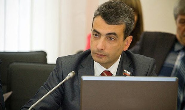Оппозиционного псковского депутата Льва Шлосберга лишили полномочий