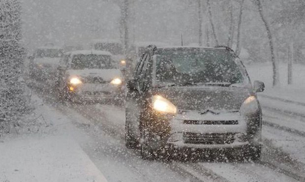 Автомобилистам во время снегопадов разрешат бесплатно пользоваться общественным транспортом