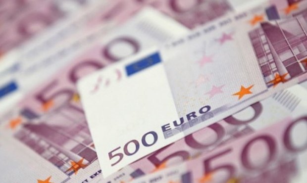 Центробанк понизил официальный курс евро на три рубля