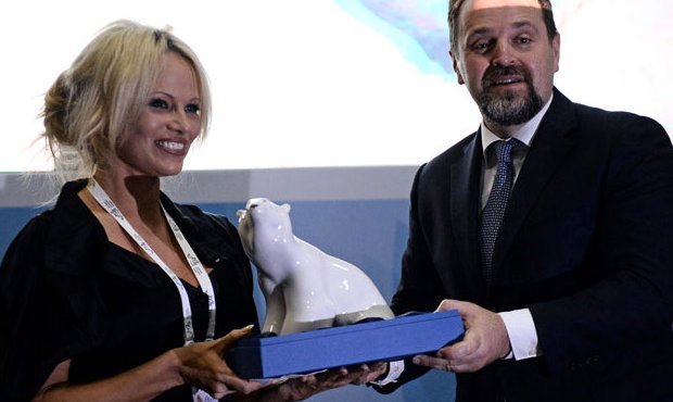 Памела Андерсон продала на аукционе во Владивостоке буй из «Спасателей Малибу» за 3 млн рублей