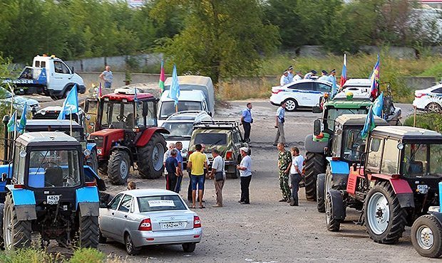 Участники протестного автопробега на тракторах передали обращение Владимиру Путину