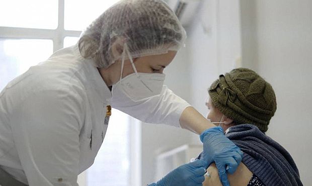 В Петербурге ввели обязательную вакцинацию против COVID-19 для пожилых граждан