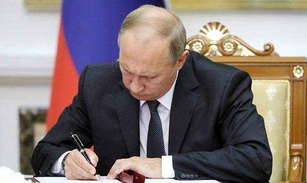Президент подписал закон об установке российского софта на гаджеты вопреки просьбам бизнеса