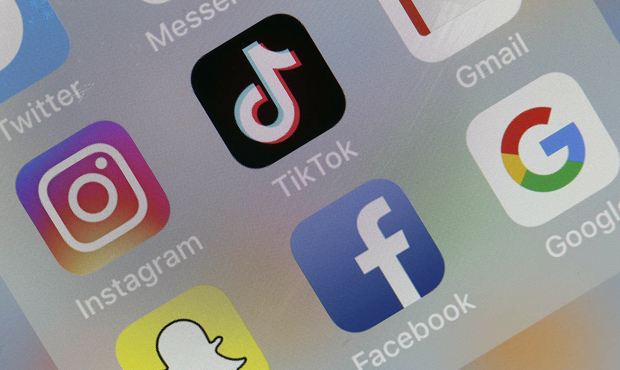 Роскомнадзор потребовал от TikTok оградить несовершеннолетних пользователей от контента военной тематики