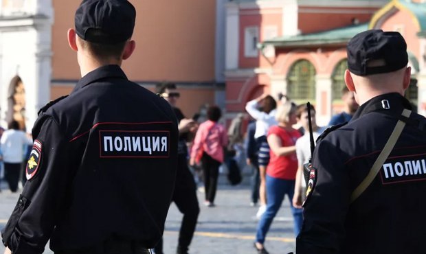 В Москве троих полицейских обвинили в подбросе наркотиков и вымогательстве 300 тысяч рублей