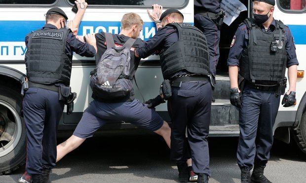 Депутат-единоросс предложил увеличить штрафы за неповиновение полиции во время митинга