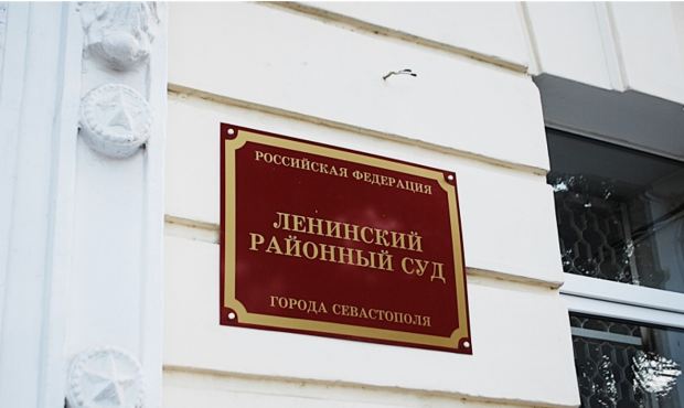 Суд Крыма оштрафовал на 50 тысяч рублей посетителя крымского караоке-бара за заказ украинской песни, а диджея арестовали на 10 суток