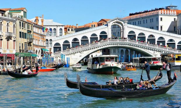 Мэр Венеции объявил охоту на серферов катающихся по главному каналу города