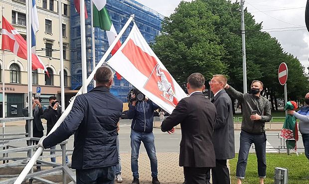 В Латвии на ЧМ по хоккею официальный флаг Белоруссии заменили на знамя оппозиционных сил