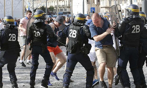 Во Франции двух россиян приговорили к 3 и 10 годам тюрьмы за драку с футбольными фанатами на Евро-2016