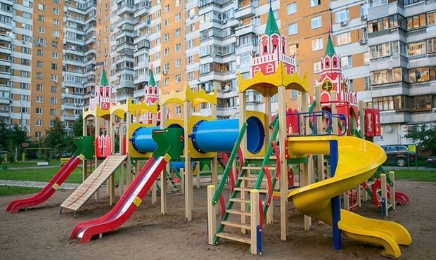 В Петербурге жена бизнесмена потребовала убрать с детской площадки детей-аутистов