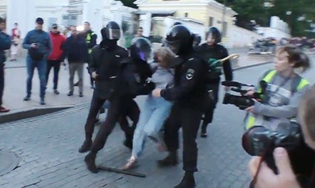 В московской полиции пообещали провести проверку по факту избиения силовиком задержанной девушки