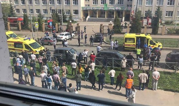 В Казани двое молодых людей устроили стрельбу в школе. Погибли девять человек