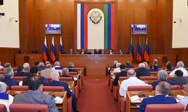 Главу пресс-службы парламента Дагестана отстранили от работы за неподобающие высказывания