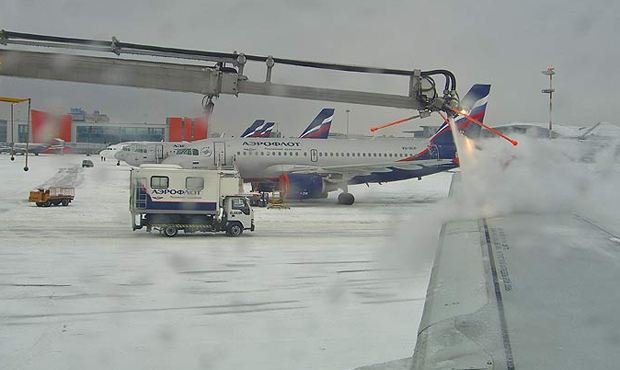 В московских аэропортах из-за снегопада отменили и задержали десятки рейсов