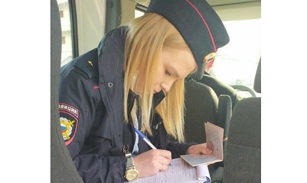 В Казани сотрудница полиции без маски оштрафовала местного жителя за нарушение масочного режима