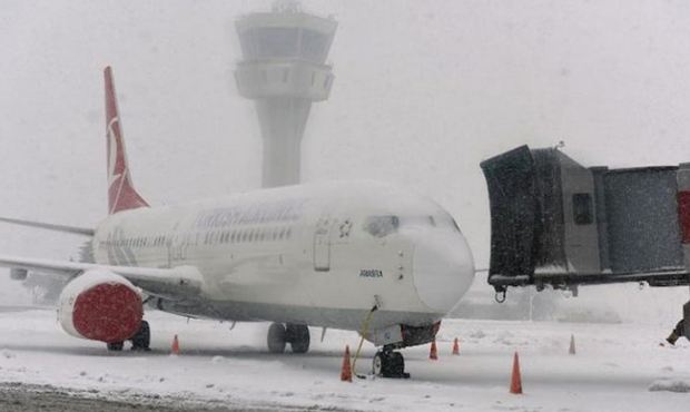 В аэропорту Стамбула застрявшие из-за снегопада пассажиры устроили бунт