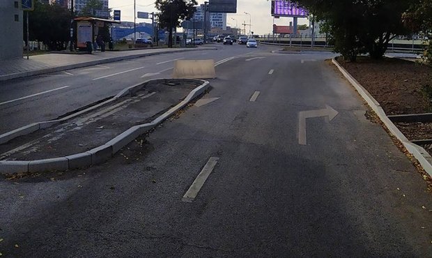 Московские водители массово жалуются на повреждение машин из-за благоустройства дорог