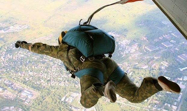 В Крыму двое военнослужащих погибли во время прыжков с парашютом