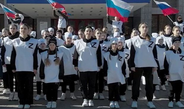 В Новосибирске детей из танцевальной школы выстроили буквой Z для съемок клипа «про Россию»