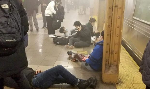 В метро Нью-Йорка неизвестный в противогазе открыл стрельбу. Пострадали 13 человек