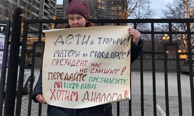 Матери политзаключённых вышли на пикеты, требуя диалога с Путиным 