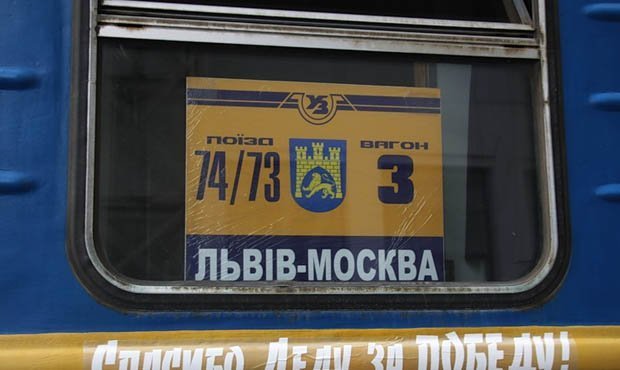 На Украине неизвестные забросали камнями следовавший в Москву пассажирский поезд