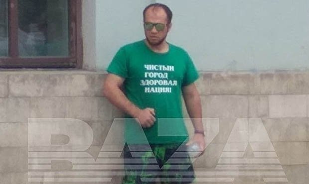В Москве около здания Минстроя обманутый дольщик требует встречи с министром