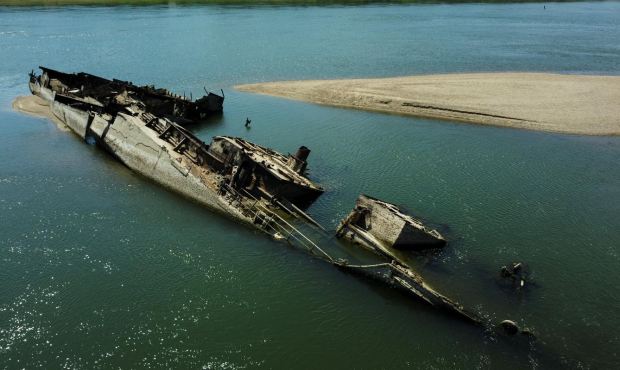 Из-за рекордной засухи в Дунае показались останки немецких военных кораблей