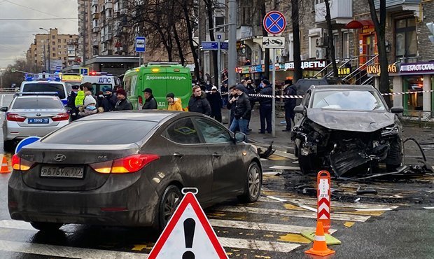 В Москве внедорожник вылетел на тротуар и сбил пешеходов. Есть погибшие