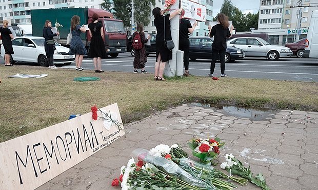 В Минске двух молодых людей судят за «циничную» надпись на плитке