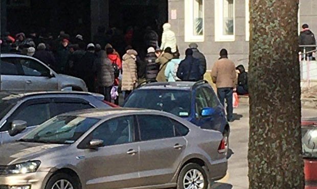 В Петербурге онкоцентр ввел ограничения из-за коронавируса. Пациенты теперь ждут приема на улице