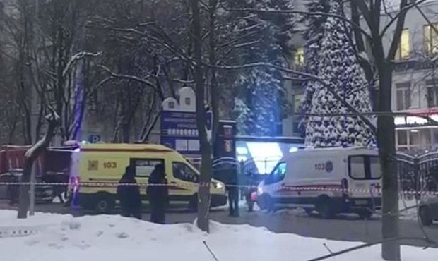 В Москве антимасочник открыл стрельбу в МФЦ. Два человека погибли, трое ранены