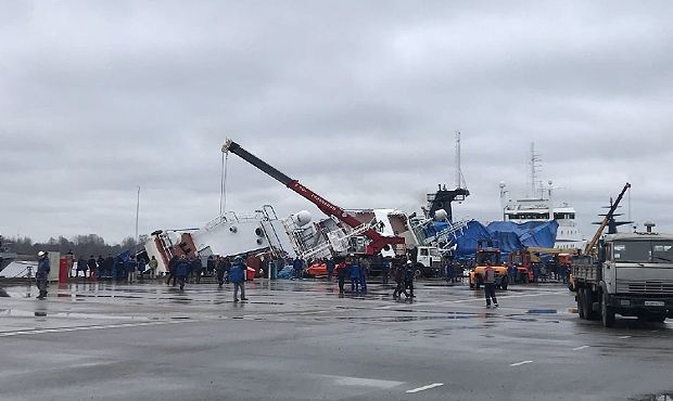 На заводе «Пелла» в Ленобласти рыболовецкое судно перевернулось набок. Есть пострадавшие