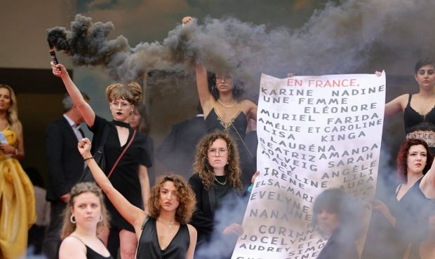 На Каннском фестивале прошла акция фем-движения Les Colleuses против домашнего насилия