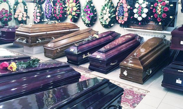 Государственный центр «Молодежный» в Ленобласти закупит 75 больших и 20 малых гробов