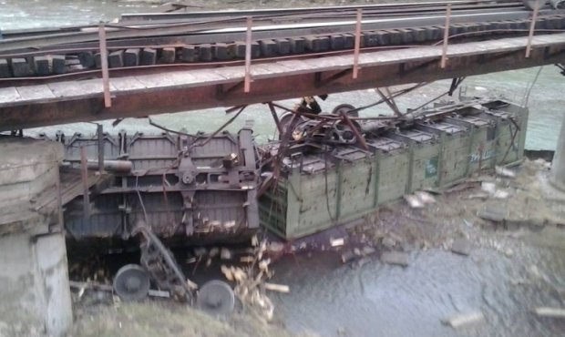 В Саратовской области в результате обрушения моста упал в реку товарный поезд