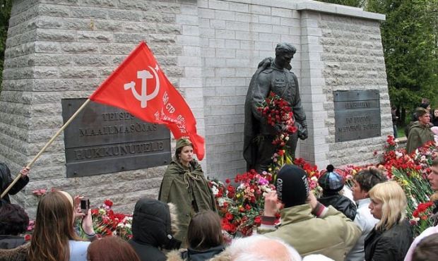 Российское посольство в Латвии начало выдавать визы задержанным защитникам советских памятников