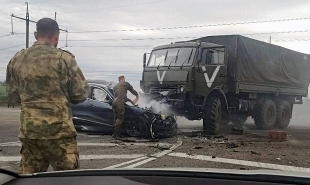 КАМАЗ с буквой V раздавил легковушку под Белгородом. В результате аварии погибли два человека