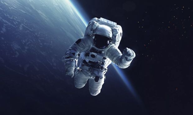 Компания Илона Маска планирует впервые в истории выпустить туриста в открытый космос