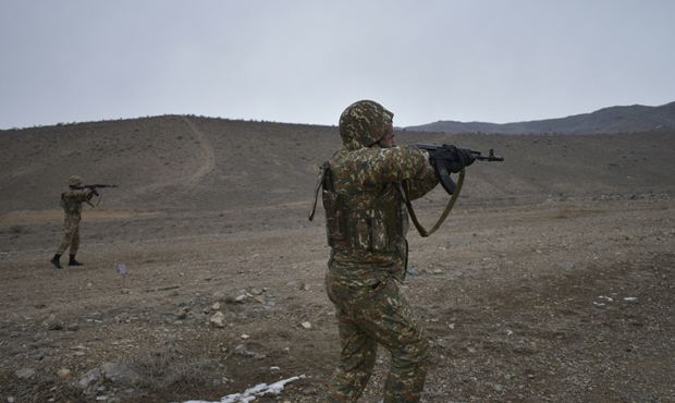 Спустя год после войны в Нагорном Карабахе на границе Армении и Азербайджана возобновились военные действия