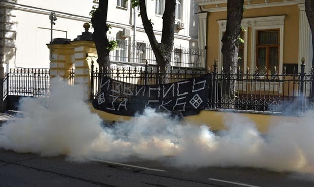 Активисты вывесили на заборе резиденции патриарха баннер «Извинись за ЕКБ»