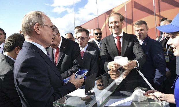 Владимир Путин на авиасалоне МАКС купил мороженое, а сдачу отдал главе Минпромторга