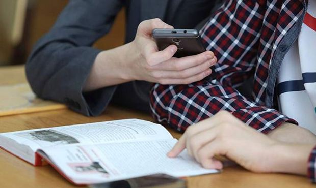 Российских школьников обяжут сдавать смартфоны перед началом занятий