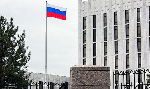 Сенаторы предложили Джо Байдену выслать 300 российских дипломатов из США
