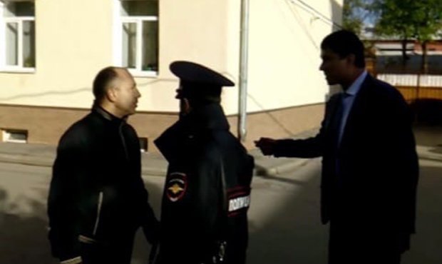 В Ярославле чиновник нарушил режим изоляции и оскорбил старосту дома в ответ на замечание
