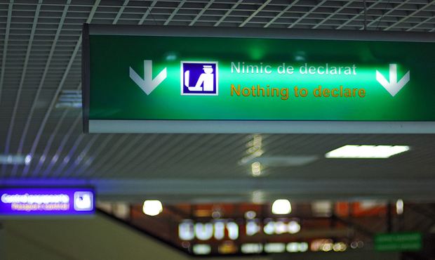 Российского дипломата задержали в аэропорту Кишинева за попытку вывезти 50 тысяч долларов без декларирования