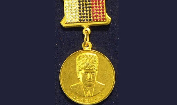 Власти Чечни заказали ордена и медали из золота с изумрудами и рубинами